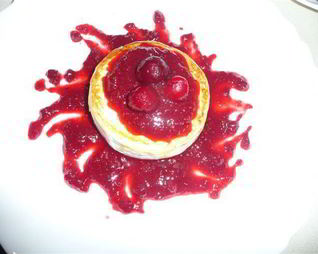 Сыр камамбер в ягодном соусе с вяленой вишней