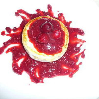 Сыр камамбер в ягодном соусе с вяленой вишней