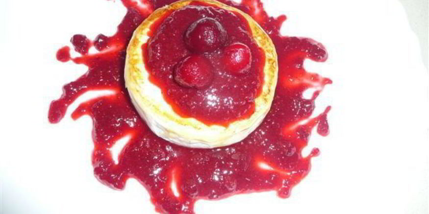 Рецепт сыра камамбер в ягодном соусе с вяленой вишней