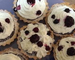 Десертные тарталетки со взбитыми сливками