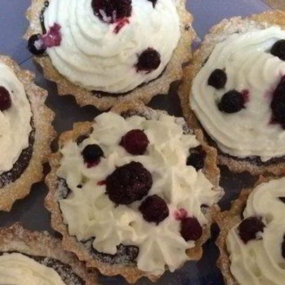 Десертные тарталетки со взбитыми сливками