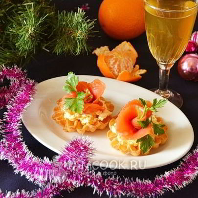 Новогодние тарталетки с семгой