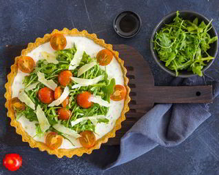 Тарталетка со сливочным сыром с помидорами, цуккини и рукколой