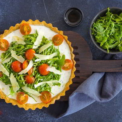 Тарталетка со сливочным сыром с помидорами, цуккини и рукколой