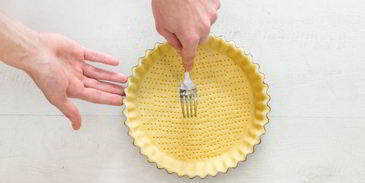 тарталетка со сливочным сыром с помидорами, цуккини и рукколой