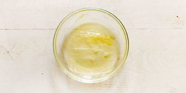 тарталетка со сливочным сыром с помидорами, цуккини и рукколой