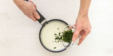 тарталетка со сливочным сыром с помидорами, цуккини и рукколой