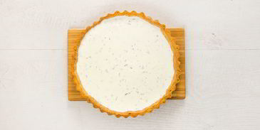 тарталетка со сливочным сыром с помидорами, цуккини и рукколой