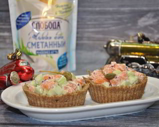 Тарталетки из отрубей с салатом из семги