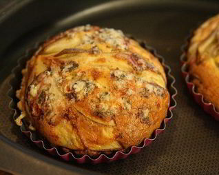 Тарталетки из слоеного теста с грушей и голубым сыром