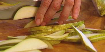 тарталетки из слоеного теста с грушей и голубым сыром