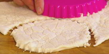 тарталетки из слоеного теста с грушей и голубым сыром