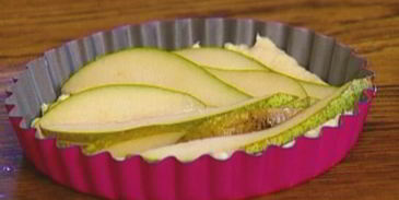 тарталетки из слоеного теста с грушей и голубым сыром