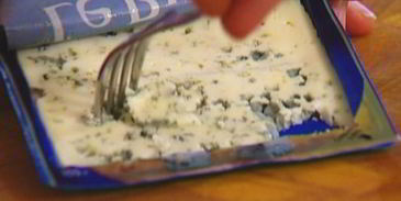 тарталетки из слоеного теста с грушей и голубым сыром