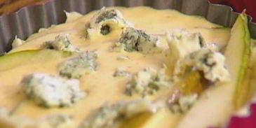 тарталетки из слоеного теста с грушей и голубым сыром