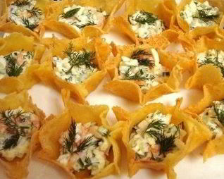 Тарталетки из сыра с огурцом и креветками