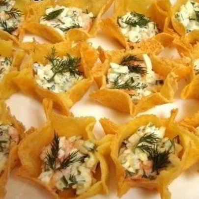 Тарталетки из сыра с огурцом и креветками