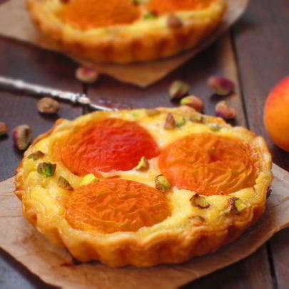 Тарталетки с абрикосами, творожным кремом и фисташками