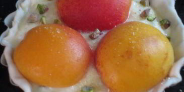 тарталетки с абрикосами, творожным кремом и фисташками