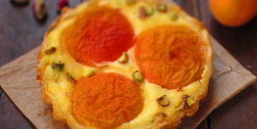 тарталетки с абрикосами, творожным кремом и фисташками