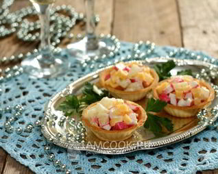 Тарталетки с ананасами и крабовыми палочками