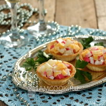 Тарталетки с ананасами и крабовыми палочками