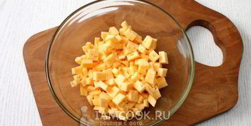 тарталетки с ананасами и крабовыми палочками