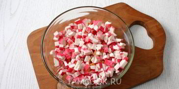 тарталетки с ананасами и крабовыми палочками