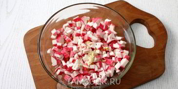 тарталетки с ананасами и крабовыми палочками