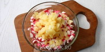 тарталетки с ананасами и крабовыми палочками