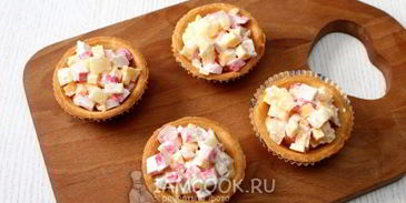 тарталетки с ананасами и крабовыми палочками