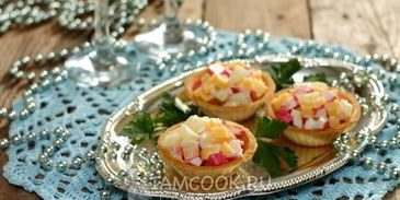 тарталетки с ананасами и крабовыми палочками