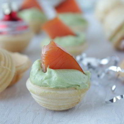 Тарталетки с авокадо и рыбой