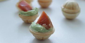 тарталетки с авокадо и рыбой