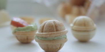 тарталетки с авокадо и рыбой