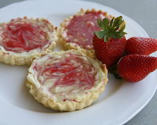 Тарталетки с белым шоколадом и клубникой