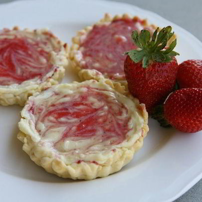 Тарталетки с белым шоколадом и клубникой