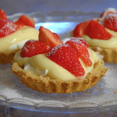 Тарталетки с двойным кремом и клубникой