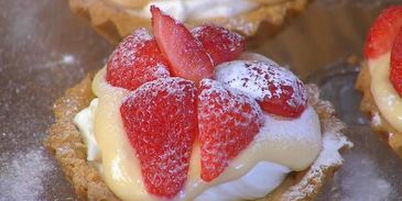 тарталетки с двойным кремом и клубникой