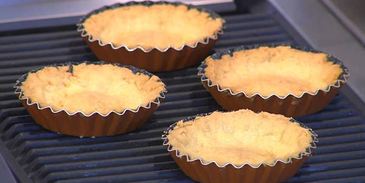 тарталетки с двойным кремом и клубникой