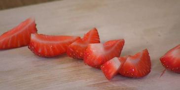 тарталетки с двойным кремом и клубникой