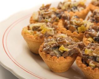 Тарталетки с грибами, сыром и овощами