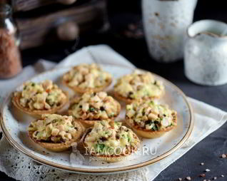 Тарталетки с копченой курицей и грибами