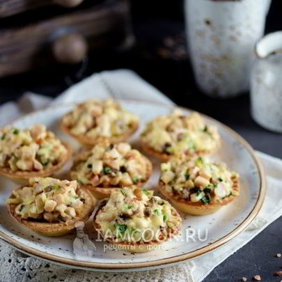 Тарталетки с копченой курицей и грибами