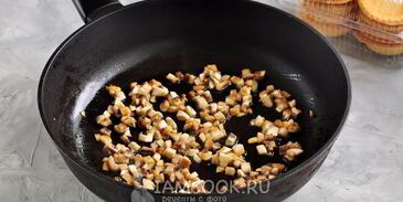 тарталетки с копченой курицей и грибами