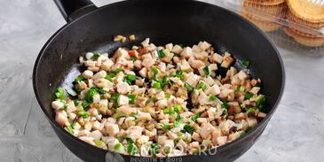 тарталетки с копченой курицей и грибами