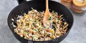 тарталетки с копченой курицей и грибами