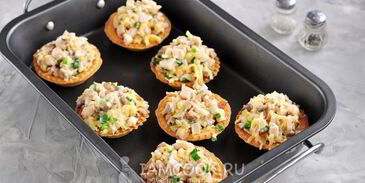 тарталетки с копченой курицей и грибами