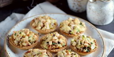 тарталетки с копченой курицей и грибами