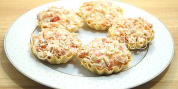 тарталетки с крабовым салатом